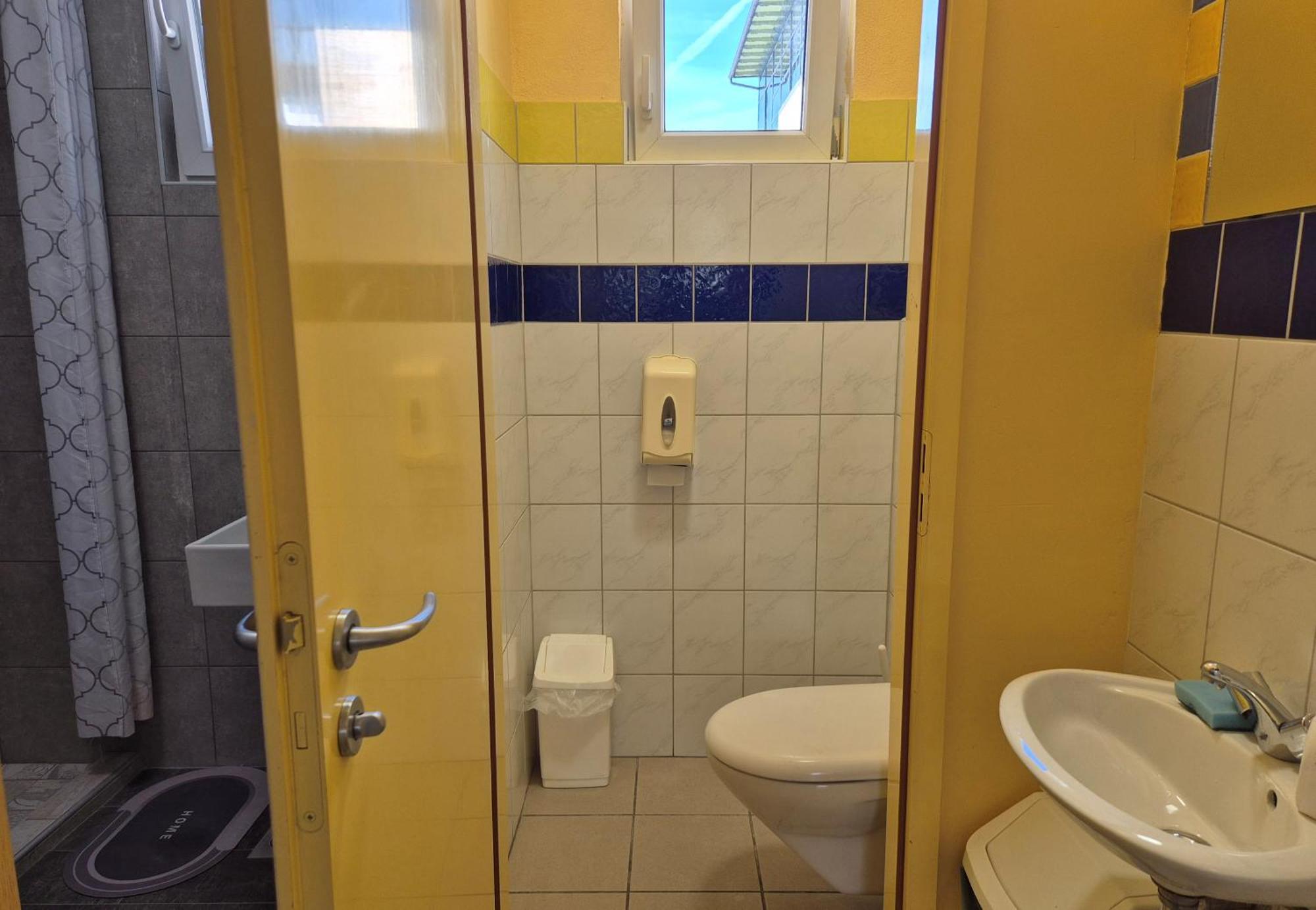 Bled Lesce Station Rooms And Beds Ngoại thất bức ảnh